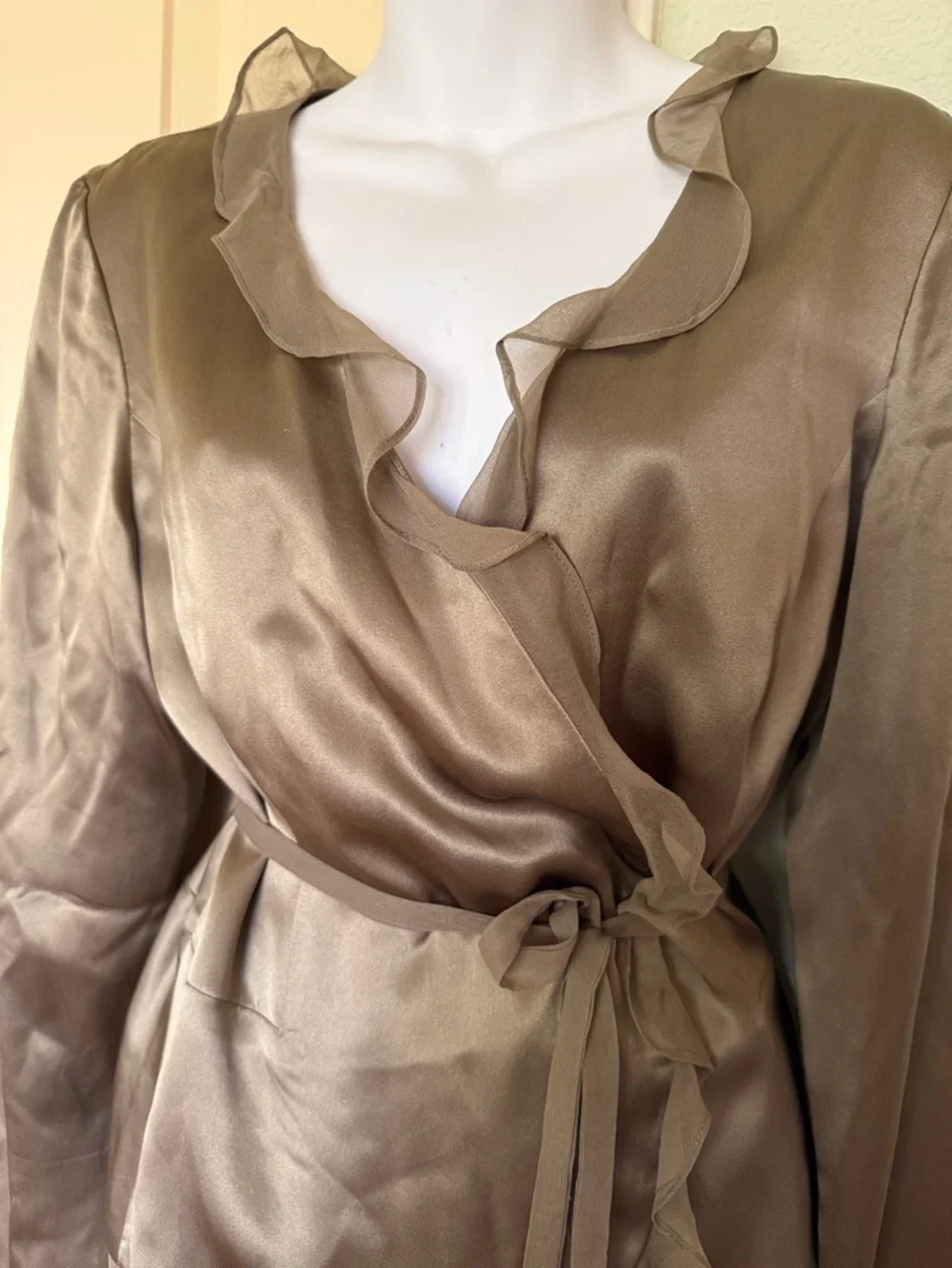 Elegant silk blouse with ruffeled trim. - Picture 2 of 9